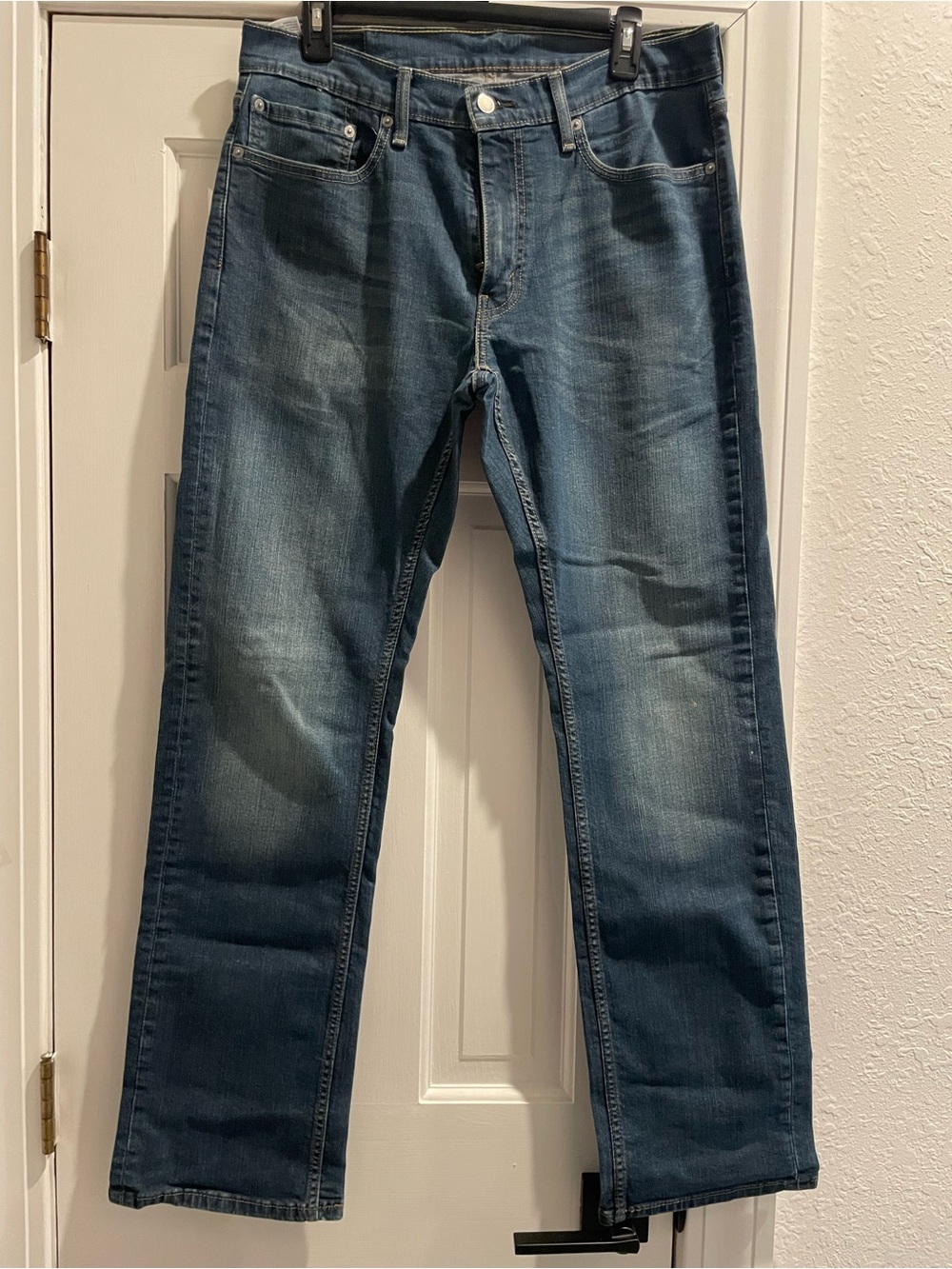 Levi’s 559 men’s straight leg 5 pocket jeans. Size 33 X 34.